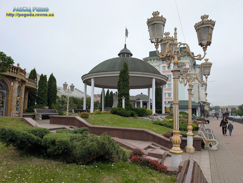 погода Рівне Місто Рівне, пам'ятник Марії Несвитській поруч з Театральною площею